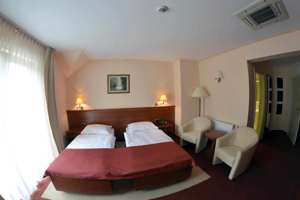 Hotel Mladimir Daruvar Extérieur photo